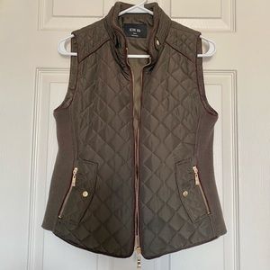 Women’s olive green quilted puffer vest S